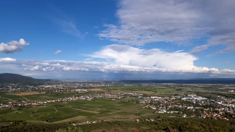 Lapso-De-Tiempo-Con-Vistas-A-Un-Bosque-En-Un-Valle-En-Austria-Vista-A-Baden-Cerca-De-Viena-Nubes-Y-Cielo-Azul-Cuando-Hace-Buen-Tiempo