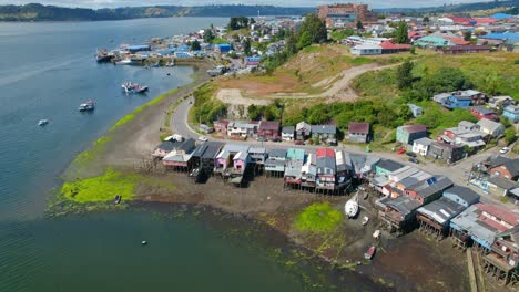 Edificios-Tradicionales-De-Castro-Chile-En-Vía-Fluvial,-Isla-De-Chiloé,-Paso-Elevado-De-Drones-4k