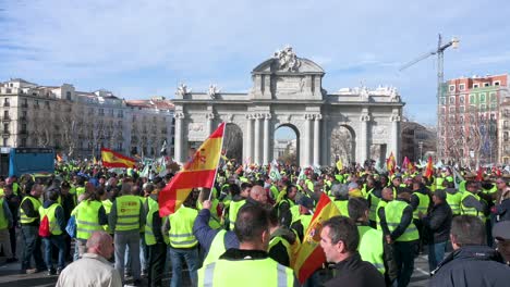 Miles-De-Agricultores-Españoles-Y-Sindicatos-Agrícolas-Bloquean-Las-Carreteras-Mientras-Se-Reúnen-En-La-Puerta-De-Alcalá-En-Madrid-Para-Protestar-Contra-La-Competencia-Desleal,-Las-Políticas-Agrícolas-Y-Gubernamentales.