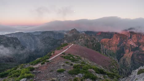 Lapso-De-Tiempo-Antes-Del-Amanecer-De-Nubes-Bajas-En-Pico-Do-Areiro-En-Madeira