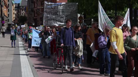 Manifestantes-Con-Pancartas-Y-Carteles-Marchan-En-Una-Manifestación-Climática,-En-Cámara-Lenta