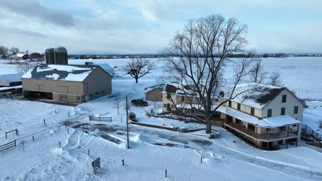 Amish-Gehöft-Und-Bauernhof-Im-Ländlichen-Lancaster-County,-Pennsylvania-Im-Winter-Mit-Schnee