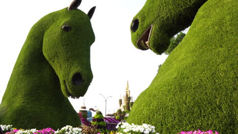 Jardín-Milagroso-De-Dubai,-Esculturas-De-Caballos-Verdes-Y-Flores-Coloridas,-De-Cerca