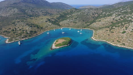 Vista-Aérea-De-La-Bahía-En-La-Costa-Suroeste-De-La-Isla-Griega-De-Kira-Panagia-En-Las-Espóradas-Del-Norte,-Grecia.