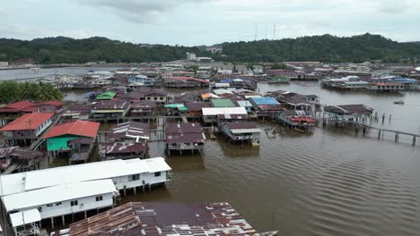 Tomas-Aéreas-De-Drones-De-Casas-Sobre-Pilotes-En-El-Río-En-Las-Aldeas-Flotantes-De-Kampong-Ayer-En-Bandar-Seri-Bagawan-En-Brunei-Darussalam