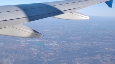 Blick-Des-Passagiers-Aus-Dem-Fenster-Eines-Fliegenden-Flugzeugs-Auf-Die-Hinterkante-Der-Tragfläche