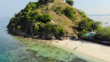 Isla-Pulau-Kelor-En-Indonesia-En-El-Parque-Nacional-De-Komodo,-Tomada-Desde-Un-Drone-Vertical-Ascendente,-Que-Ofrece-Una-Impresionante-Perspectiva-Aérea-De-La-Belleza-Y-Los-Alrededores-De-La-Isla.