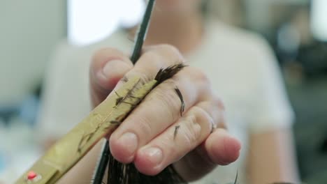 Nahaufnahme-In-Zeitlupe-Von-Haaren,-Die-In-Einem-Friseursalon-Mit-Einer-Schere-Geschnitten-Werden