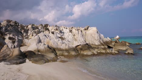 Videoclip,-Der-Den-Erstaunlichen-Felsigen-Teil-Des-Kavourotripes-Strandes-In-Sithonia,-Chalkidiki,-Griechenland-Zeigt