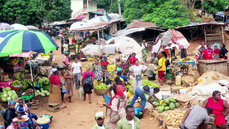 Mercado-De-Frutas-Y-Verduras-En-Las-Zonas-Rurales-De-Nigeria---Antena-De-Baja-Altitud
