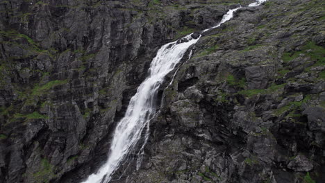 Luftaufnahme-Des-Stigfossen-Wasserfalls-In-Norwegen,-Der-Die-Wilde-Und-Schroffe-Felswand-Hinabstürzt