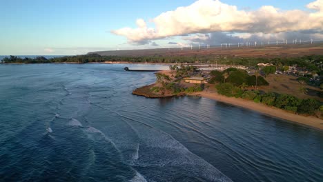 Wellen-Rollen-Am-Malerischen-Strand-Auf-Der-Insel-Oahu,-Hawaii-–-Luftaufnahme-Einer-Drohne