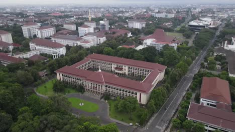 Vista-Aérea-Del-Gran-Salón-De-La-Universidad-Gadjah-Mada-En-La-Ciudad