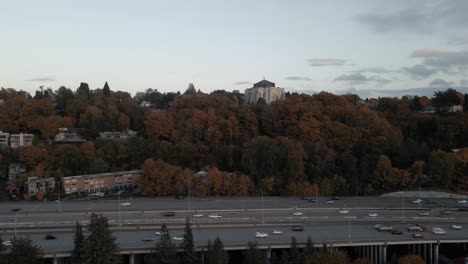 Toma-Aérea-Estática-De-La-Catedral-Episcopal-De-San-Marcos-Con-Una-Carretera-Muy-Transitada