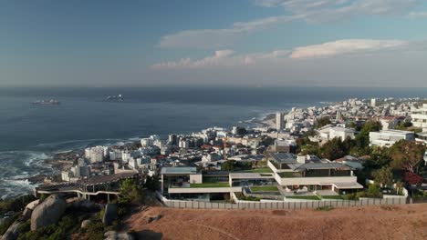 Kapstadt,-Südafrika-–-Luxuriöse-Villa-Mit-Blick-Auf-Sea-Point-Und-Bantry-Bay-–-Drohne-Fliegt-Vorwärts