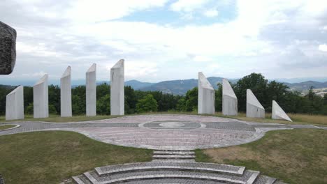 Complejo-Conmemorativo-De-La-Segunda-Guerra-Mundial-Kadinjaca,-Serbia