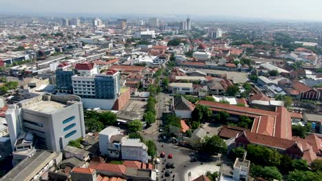 Edificios-De-La-Ciudad-De-Semarang-En-Indonesia,-Vista-Aérea-De-Vuelo-De-Drones