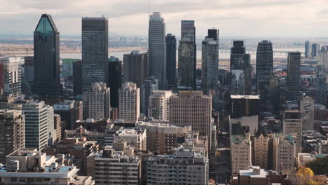 Vista-Panorámica-De-Los-Icónicos-Rascacielos-Del-Centro-De-Montreal-Bañados-Por-La-Luz-Dorada-Del-Sol.