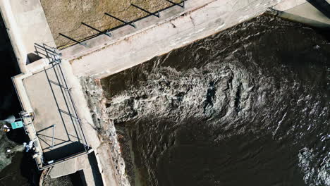 Erhöhte-Ansicht-Von-Sedimenthaltigem-Wasser,-Das-Durch-Einen-Fluss-Fließt