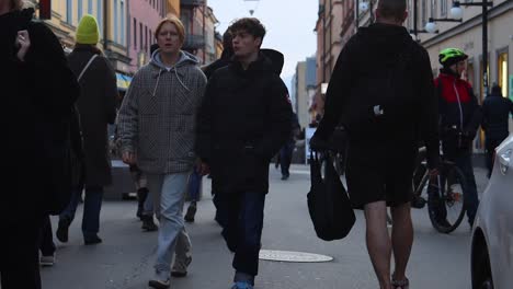 Slomo-Estático-De-Dos-Niños-Caminando-Entre-Otros-En-La-Calle-En-Estocolmo