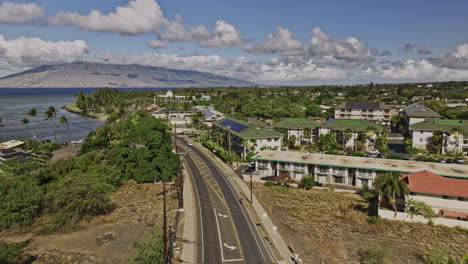 Kihei-Maui-Hawaii-Luftaufnahme-Einer-V10-Drohne,-Die-Entlang-Der-Küstenstraße-Vom-Cove-Beach-Park-In-Richtung-Kalama-Park-Fliegt-Und-Die-Aussicht-Auf-Das-Stadtzentrum-Der-Insel-Und-Mauna-Kahalawai-Einfängt-–-Aufgenommen-Mit-Mavic-3-Cine-–-Dezember-2022