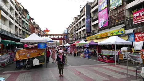 Pocas-Personas-Navegando-Por-El-Mercado-Local-Temprano-En-La-Mañana.