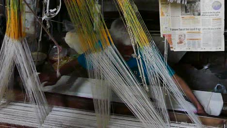 Weaving-process-in-slow-motion--in-Varanasi,-India