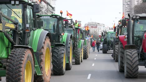 Hunderte-Traktoren-Kommen-Während-Der-Demonstration-Und-Des-Bauernstreiks-In-Madrid-An,-Um-Gegen-Unlauteren-Wettbewerb,-Agrar--Und-Regierungspolitik-Zu-Protestieren