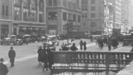 Menschen-Und-Oldtimer-Vor-Der-New-Yorker-öffentlichen-Bibliothek-In-New-York-1930er-Jahre