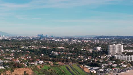 Toma-De-Drone-De-Santa-Mónica,-California-Con-Los-Ángeles-En-La-Distancia.