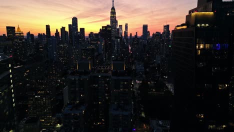 Dunkelheit-Der-Nacht,-New-Yorker-Stadtbild-Beleuchtet-Vom-Goldenen-Stundenhimmel