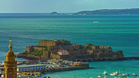 Vista-Costera-Del-Castillo-Corneta-En-Guernsey,-Islas-Del-Canal,-Con-Barco-Que-Pasa,-Timelapse,-Día-Soleado