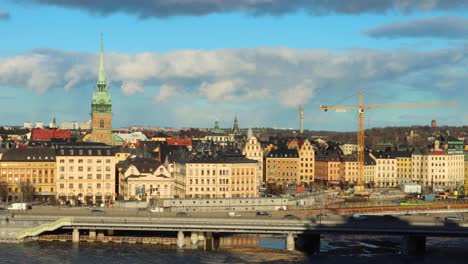 Zeitraffer-Von-Verkehr-Und-Wolken-In-Der-Altstadt-Von-Stockholm,-Schweden