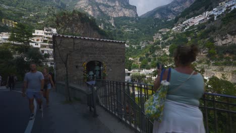 Touristen-Stehen-In-Der-Nähe-Einer-Malerischen-Bergklippe-In-Positano,-Italien,-Wackelig,-4k