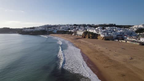 Luft-Pushback-Vom-Strand-Von-Albufeira,-Berühmter-Sandstrand-An-Der-Algarve,-Portugal
