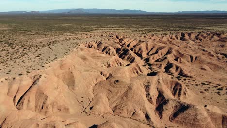 Antenne-Dreht-Sich-über-Flache-Lehmlandschaft-Mit-Badland-Glatte-Erosion