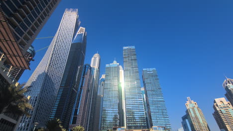 Puerto-Deportivo-De-Dubai,-Distrito-Residencial-De-Lujo,-Rascacielos-Y-Torres,-Inclinado-Hacia-Abajo