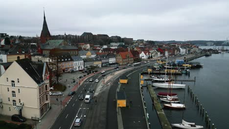 Vuelo-Con-Drones-Sobre-Las-Calles,-Junto-Al-Puerto-De-La-Histórica-Ciudad-De-Flensburg,-Alemania