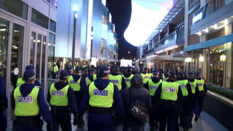 Dutzende-Polizisten-Der-Stadtpolizei-Verfolgen-Demonstranten-In-Einem-Einkaufszentrum-Während-Eines-Protestes-Gegen-Black-Lives-Matter