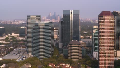 Drohnenaufnahme-Aus-Großer-Höhe-Von-Gebäuden-Und-Der-Umgebung-Im-Südwesten-Von-Houston