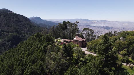 Vista-Desde-El-Teleférico-Sobre-La-Línea-De-árboles-Y-El-Edificio-En-La-Cima-De-Una-Colina-En-Monserrate,-Bogotá