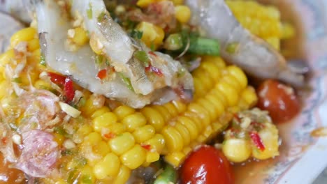 Ensalada-De-Maíz-Picante-Al-Estilo-Tailandés-Con-Camarones-Crudos,-Primer-Plano