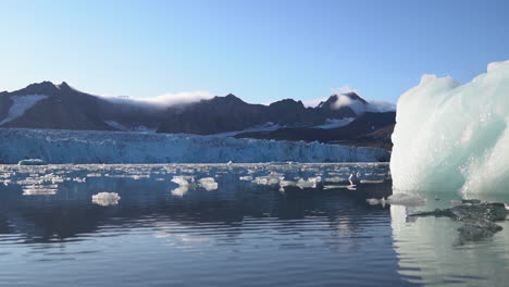 Zeitraffer,-Gletscherlagune-Und-Fließende-Eisstücke-Unter-Dem-Gletscher,-14.-Juli,-Spitzbergen,-Norwegen