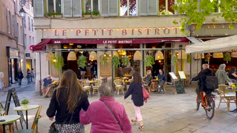 La-Gente-Se-Mueve-Por-Un-Restaurante-Francés-En-La-Plaza-De-Aix-en-Provence,-Francia.