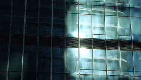 Moderne-Wände-Bestehen-Aus-Glas-Und-Stahl-Mit-Reflexionen-Von-Gebäuden-Und-Blauem-Himmel