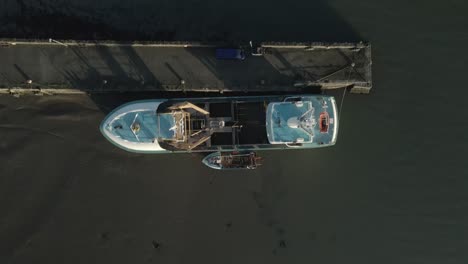 Barco-Atracado-En-El-Lago-Carlingford-En-El-Condado-De-Louth,-Irlanda