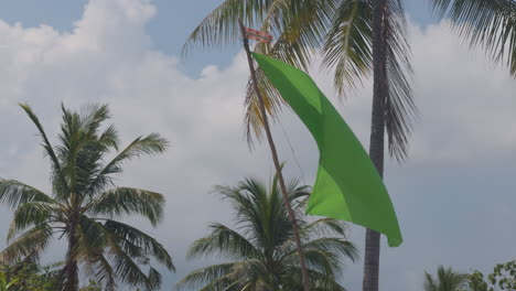 Grüne-Flagge-Weht-über-Koh-Yao-Yai,-Sandbankstrand