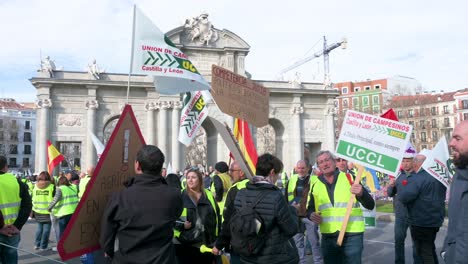 Tausende-Spanische-Landwirte-Und-Agrargewerkschaften-Blockieren-Die-Straßen,-Als-Sie-Sich-An-Der-Puerta-De-Alcalá-In-Madrid-Versammeln,-Um-Gegen-Unlauteren-Wettbewerb,-Agrar--Und-Regierungspolitik-Zu-Protestieren