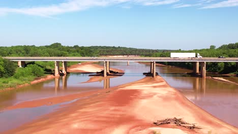 Imágenes-Aéreas-Volando-Sobre-El-Río-Rojo-En-La-Frontera-Entre-Texas-Y-Oklahoma.