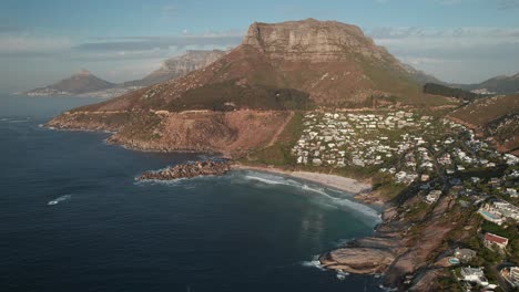 Ciudad-Del-Cabo,-Sudáfrica---Barrio-Costero-De-Llandudno-Con-El-Pico-De-Judas-Al-Fondo---Toma-Aérea-De-Drones